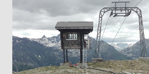 Das Foto zeigt einen Skilift.