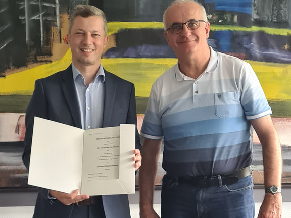 Urkunde_Kortmann Übergabe der Ernennungsurkunde an Prof. Kortmann mit Rektor Prof. Bayer