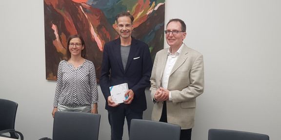 Das Foto zeigt die Mitglieder des Dekanats 2020-2024: Prof. Dr. Claudia Gärtner, Prof. Dr. Christoph Schuck, Prof. Dr. Karl-Heinrich Ostmeyer