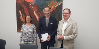 Das Foto zeigt die Mitglieder des Dekanats 2020-2024: Prof. Dr. Claudia Gärtner, Prof. Dr. Christoph Schuck, Prof. Dr. Karl-Heinrich Ostmeyer