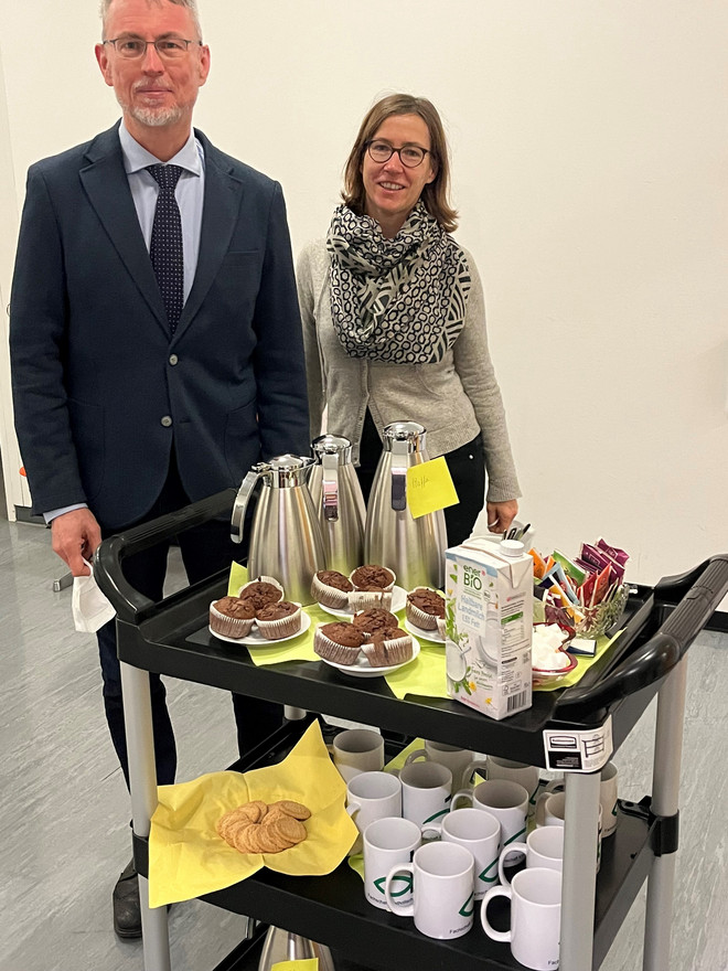 Das Bild zeigt Prof. Gärtner und Prof. Ballhorn mit Kaffee und Kuchen.