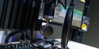 Podcast-Studio mit professionellem Mikro.